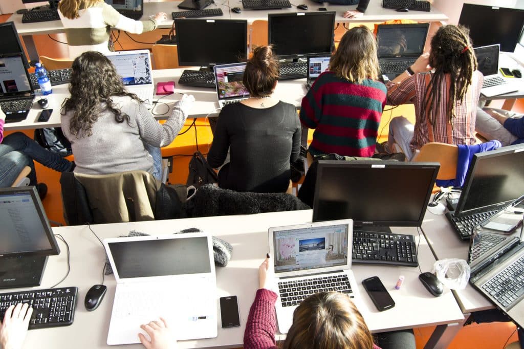 وزارة التعليم الإسبانية جهاز كمبيوتر العائلات الضعيفة 500 أجهزة لوحية