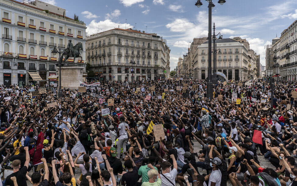 مظاهرات مناهضة العنصرية مدريد إسبانيا الولايات المتحدة الشرطة عنف