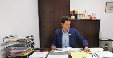 عمر عمدة بلدية إسبانية نم أصل جزائري