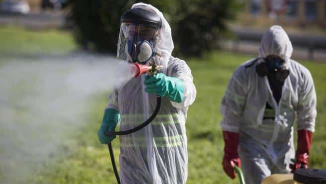 dos trabajadores durante las labores de fumigacion contra los mosquitos causantes del virus del nilo en coria del rio sevilla andalucia espana a 17 de agosto de 2020