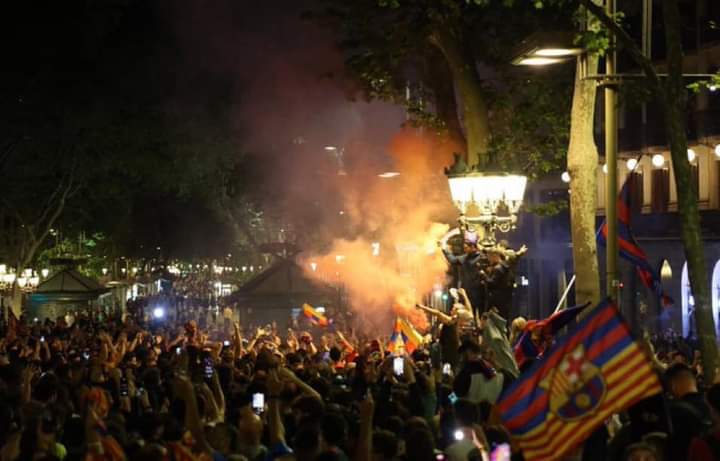 احتفال جماهير برشلونة باللقب