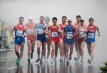 لماذا يمشي المتسابقون بطريقة غريبة في سباق المشي الأولمبي؟