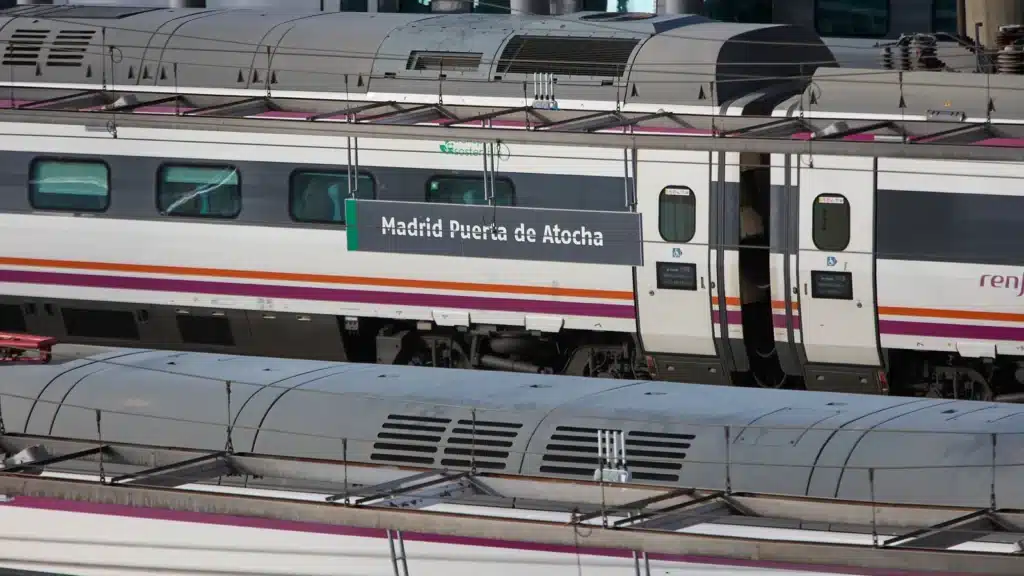 شركة القطارات Renfe تسمح بإلغاء أو تغيير تذاكر الرحلات المتأثرة بالعاصفة "دانا" مجانًا