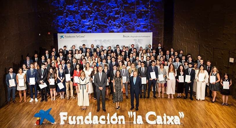 لا كايشا يقدم 100 منحة دراسية للدراسة في الخارج