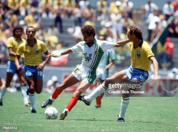 نجم البرازيل فالكاو يعرقل لخضر بلومي خلال مباراة الجزائر والبرازيل