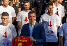 el presidente del gobierno pedro sanchez posa con los jugadores de la seleccion espanola de futbol e575