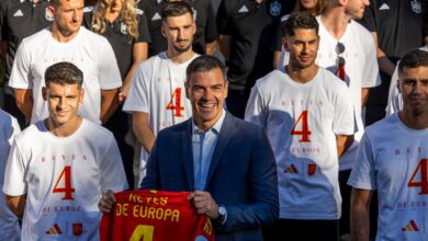 el presidente del gobierno pedro sanchez posa con los jugadores de la seleccion espanola de futbol e575