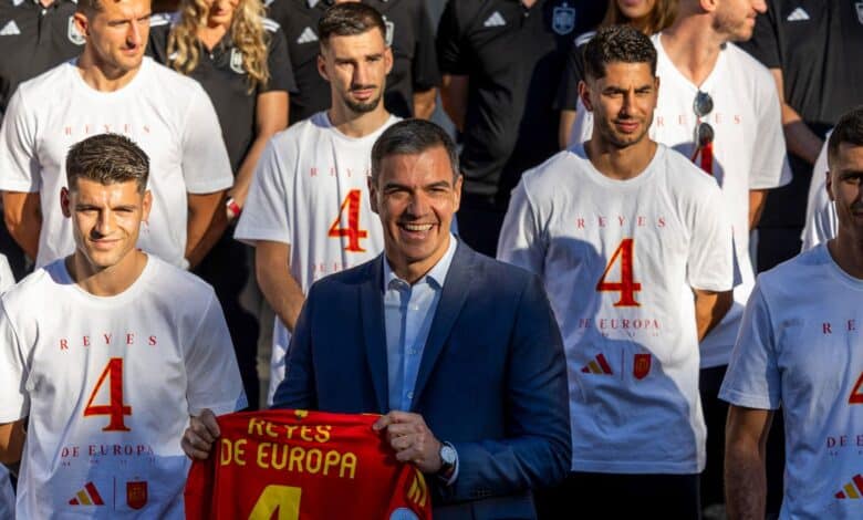 el presidente del gobierno pedro sanchez posa con los jugadores de la seleccion espanola de futbol e575