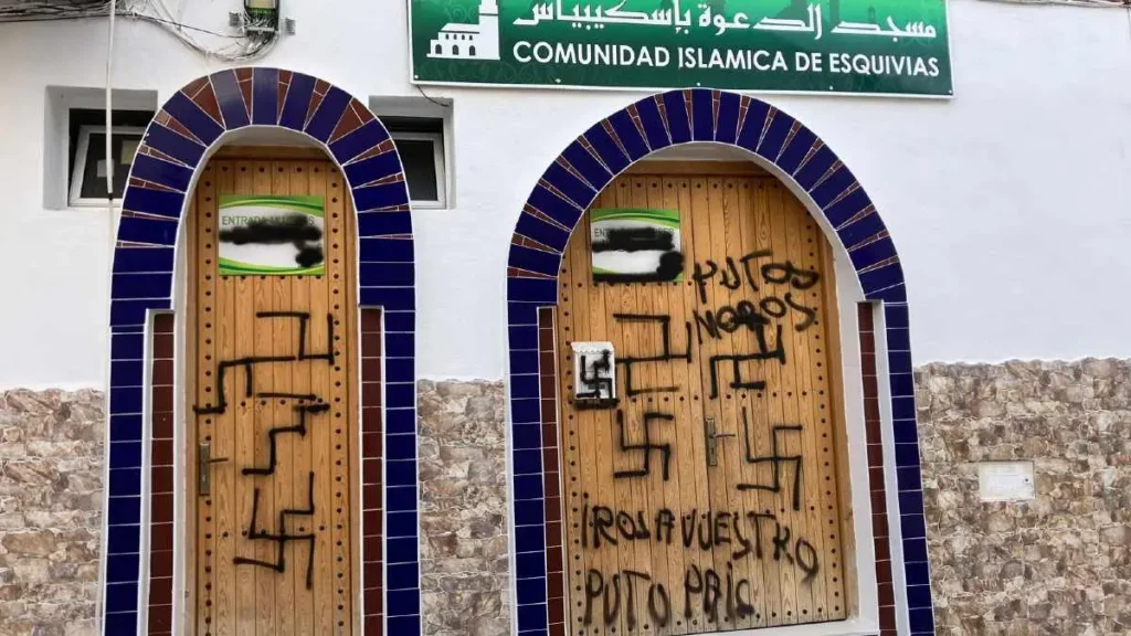 هجمات عنصرية في إسبانيا: رسومات نازية وعبارات مسيئة تظهر على مسجد في إسكيفياس