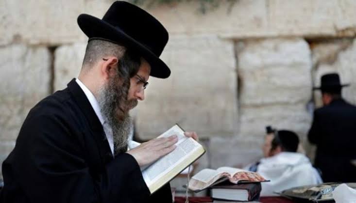 رجل من طائفة الحريديم اليهودية المتشددة