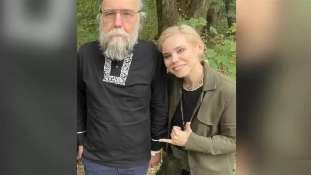 صورة ملتقطة عن الشاشة. ألكسندر دوغين وابنته داريا دوغينا.