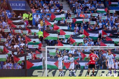 en el reale arena se desplegaron banderas en apoyo a palestina foto laliga