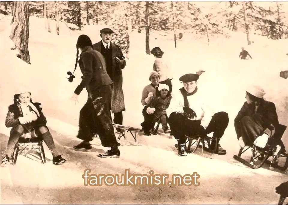 الملك فاروق مع أخواته الأربعة في رحلة تزلج
