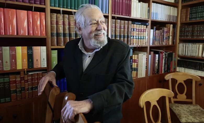 الكاتب المكسيكي جونزالو سيلوريو يفوز بجائزة ثيربانتس لعام 2025