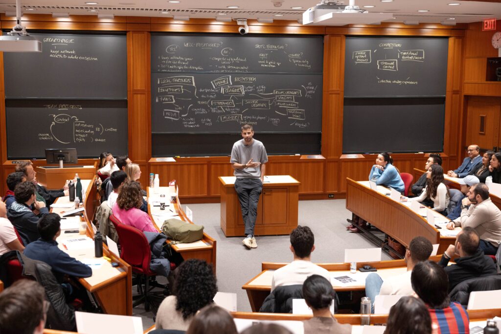 جيرارد بيكيه أستاذ في جامعة هارفارد