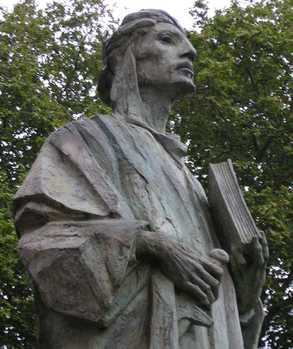 تمثال يجسد شخصية الحاجب المنصور