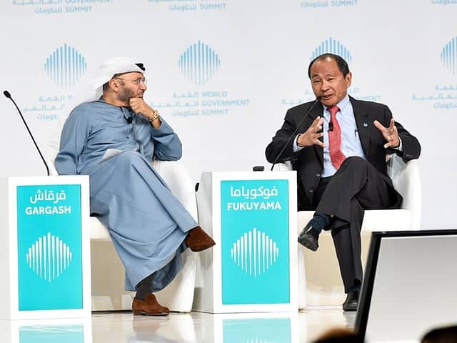 فرانسبيكو فوكوياما والوزير الإماراتي أنور قرقاش- مصدر الصورة