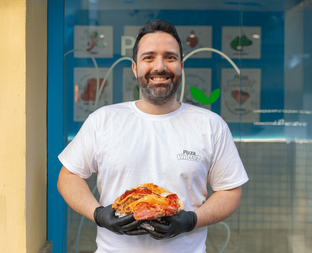 ستيفانو كالاندرييلو في مطعمه بيتزا واليت في مدريد.