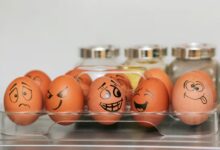 كم من الوقت يدوم البيض المسلوق قبل أن يتعين التخلص منه؟