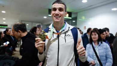 ماريانو غارسيا يقف حاملاً ميداليته الذهبية من بطولة العالم لألعاب القوى داخل الصالات في تورون لدى وصوله إلى مطار أدولفو سواريز مدريد باراخاس - دينيس أجيمان / وكالة الصحافة الفرنسية 7 / أوروبا برس