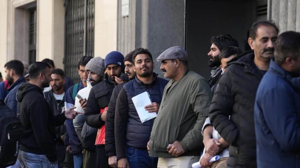 أكدت الحكومة: لن يتمكن المهاجرون الذين تم تسوية أوضاعهم من التقدم بطلب للحصول على إعانة الحد الأدنى من الدخل الحيوي حتى يكملوا عامًا واحدًا من الإقامة القانونية في إسبانيا | أوروبا برس