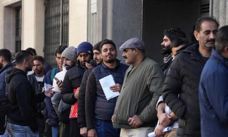 أكدت الحكومة: لن يتمكن المهاجرون الذين تم تسوية أوضاعهم من التقدم بطلب للحصول على إعانة الحد الأدنى من الدخل الحيوي حتى يكملوا عامًا واحدًا من الإقامة القانونية في إسبانيا | أوروبا برس