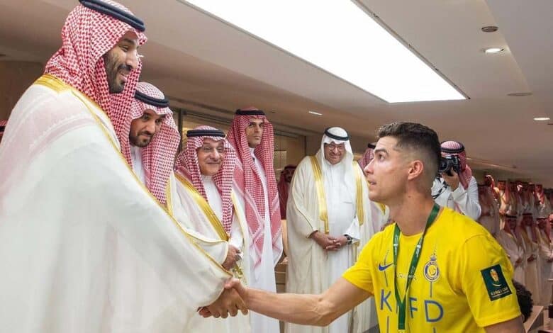 من كرة القدم إلى السينما: الإمبراطوريات النفطية الكبرى ترتعد خوفاً من احتمال الحرب وتعيد النظر في استثماراتها في الغرب