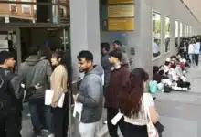 طوابير من المهاجرين ينتظرون تقديم طلباتهم لبرنامج التسوية الجماعية.