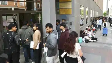 طوابير من المهاجرين ينتظرون تقديم طلباتهم لبرنامج التسوية الجماعية.