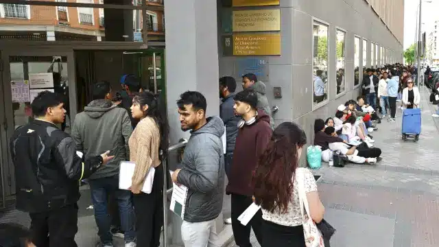 طوابير من المهاجرين ينتظرون تقديم طلباتهم لبرنامج التسوية الجماعية.
