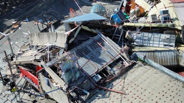 تُظهر لقطات مصورة بطائرة بدون طيار حالة مبنى في مينداناو بعد الزلزال. (GenSan DEV / Reuters)
