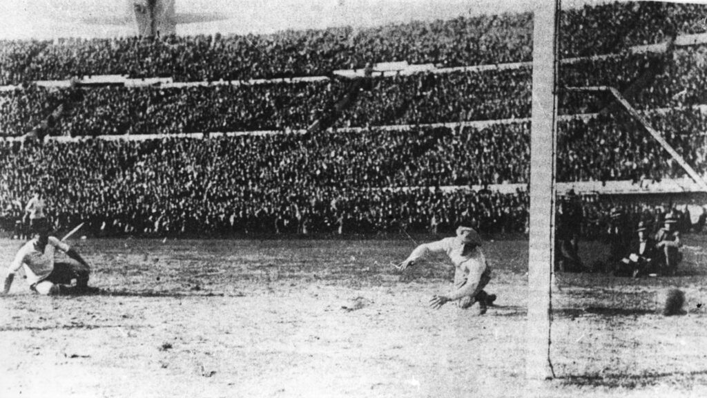لقطة من هدف أورجواي في مرمى الأرجنتين في نهائي كأس العالم 1930
